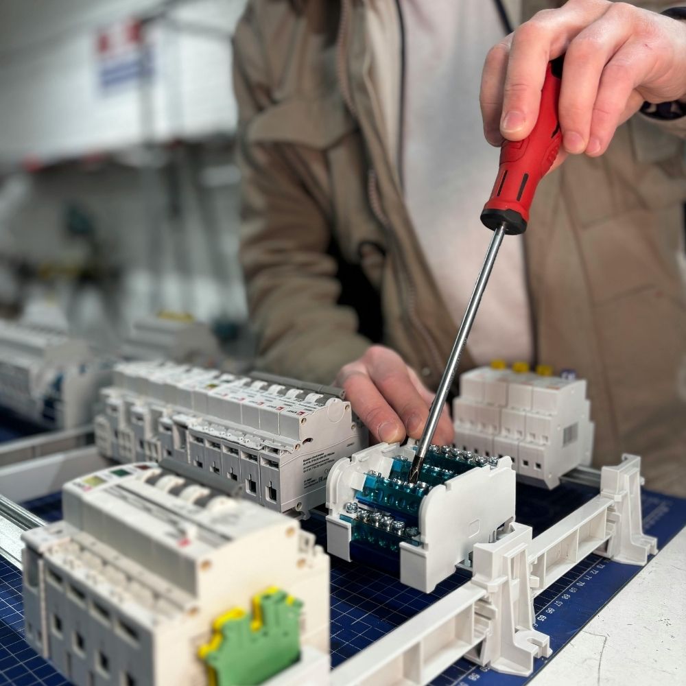 Tehli̇keli̇ Ve Çok Tehli̇keli̇ İşlerde Elektri̇k Tesi̇sleri̇ Yapim İşleri̇ Eği̇ti̇mi̇ Yetkinlik Geliştirme Süreci